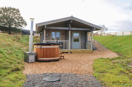 OTTERS HOLT, pet friendly, with hot tub in Staindrop