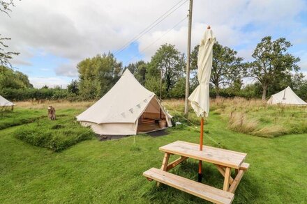 ROSIEBELL, romantic, with open fire in Weobley