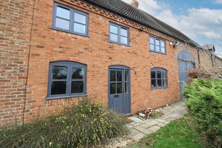 STABLE COTTAGE, family friendly, with open fire in Welford-On-Avon