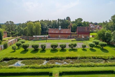 Huge luxury loft cottage in historic country estate - Belchamp Hall Hayloft