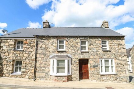 TY MORLAIS, pet friendly, with open fire in Newport, Pembrokeshire