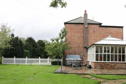 ASH TREE LODGE, pet friendly, with hot tub in Burton Pidsea