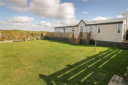 COED LLAI LODGE, pet friendly, with a garden in Trearddur Bay