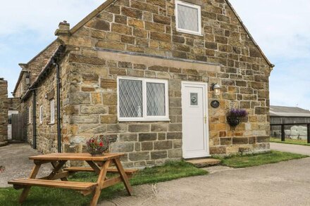 FOXHUNTER COTTAGE, family friendly in Hawsker