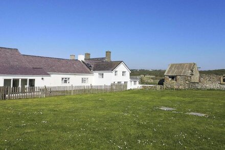 STABL BACH, pet friendly, character holiday cottage in Llanfaethlu