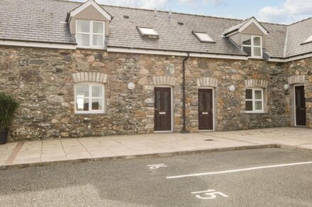 16 CEFN CWMWD COTTAGES, family friendly, with a garden in Llangefni