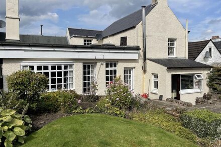 Country cottage in Central Scotland - close to mountains and lochs