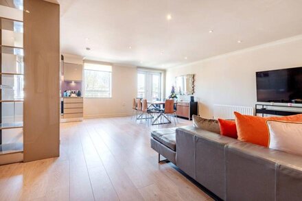 Beautiful 3-bed in the heart of London with parking-hosted by Sweetstay