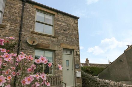 4 CHERRY TREE COTTAGES, family friendly, with open fire in Bradwell