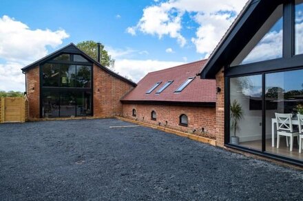 The Oaks Barns with Hot Tubs