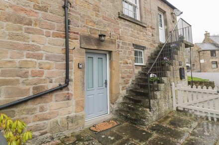 TOAD COTTAGE, pet friendly in Two Dales