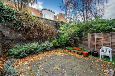 Homely 2-bed riverside flat w/patio in Hammersmith