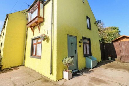 LOCH FIELD COTTAGE, pet friendly, with a garden in Cardiff