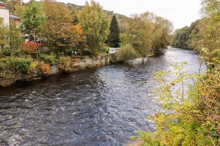 BARN 3, pet friendly, character holiday cottage in Llangollen