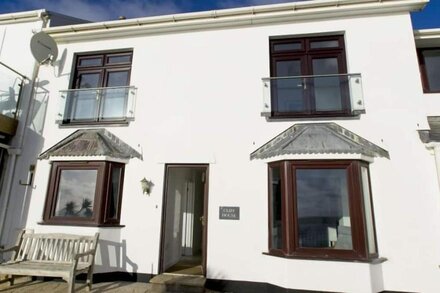 Comfortable 3 bed house with gorgeous sea views and outside terrace space.