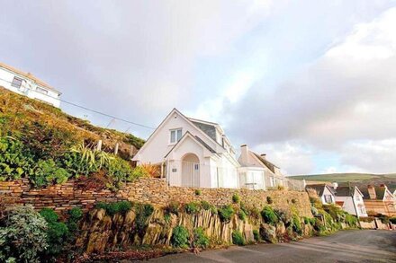 Fabulous  dog friendly 3 bed cottage with beautiful seaviews and outside space