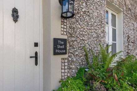 The Shell House - Two Bedroom House, Sleeps 4