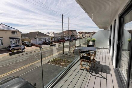 BOURNECOAST: STYLISH FLAT WITH BALCONY - SEA GLIMPSES - PARKING - WIFI - FM8406