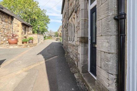 LUNESDALE, pet friendly, character holiday cottage in Kirkby Lonsdale