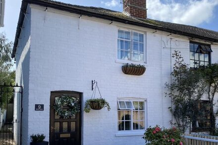 Central Christchurch, pretty grade II listed cottage