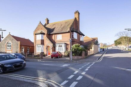 Cromer Flint Cottage, short walk to seafront and shops, free wi-fi, dog friendly