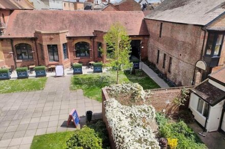 Huge, stunning 2-bed in Taunton's historic centre