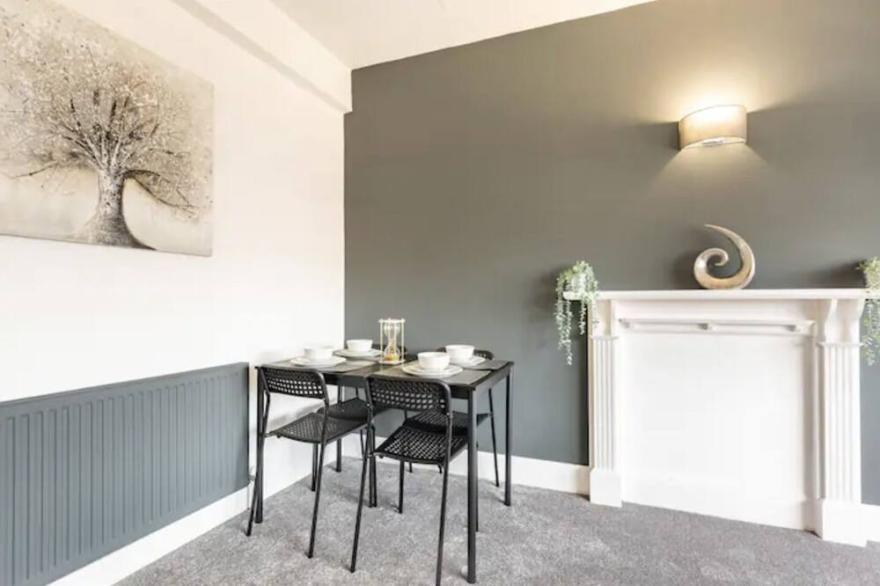 Lavish Hornchurch High-Street Apartment w/ Terrace