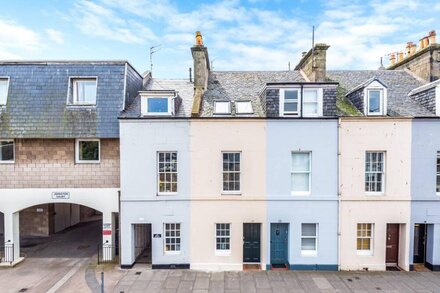 Elegant, modern Townhouse in centre of Ancient and Stylish St Andrews