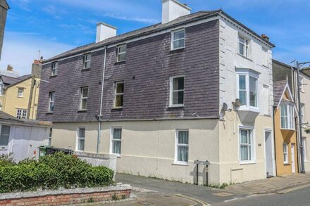 GADLYS HOUSE - BEAU VIEW, family friendly in Beaumaris