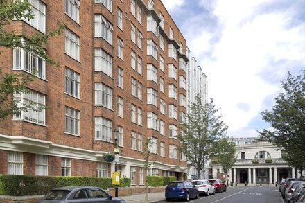 Fantastic, bright 1 bedroom apartment on Queensway, Bayswater