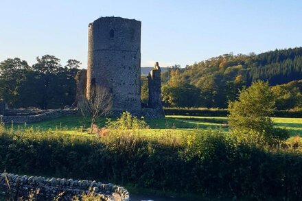 Ty Sinsir, Tretower.  Castle and Mountain Views. Beautifully Decorated.