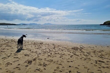 Faraway: Pet-friendly holiday home sleeping six guests in Rhosneigr