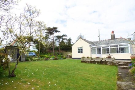 HAFOD COTTAGE, pet friendly, character holiday cottage in Cemaes Bay