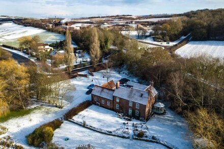 Beautiful Rambling Cottage for 14 in Nottinghamshire suitable for DIY weddings.