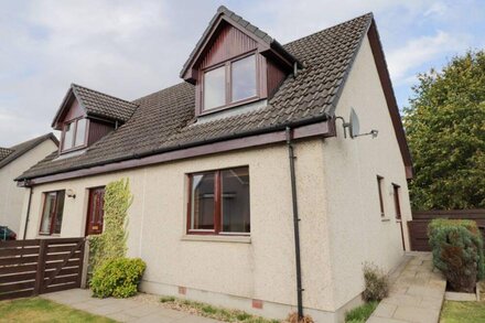 2 BRAEVIEW, pet friendly, with a garden in Beauly