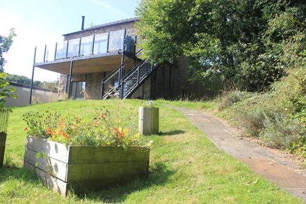 Luxury cottage - river views, balcony and hot tub