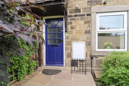 1 THE OLD CHAPEL, pet friendly, with a garden in Pool-In-Wharfedale