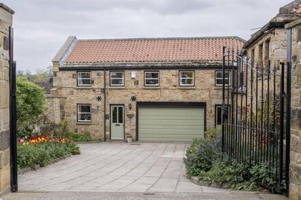 BARN HOUSE MEWS, family friendly, with a garden in Gainford