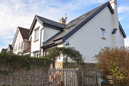 1 BARNES MEADOW, pet friendly, character holiday cottage in Uplyme