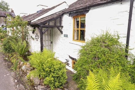 LONGMIRE YEAT COTTAGE, family friendly, with open fire in Ambleside