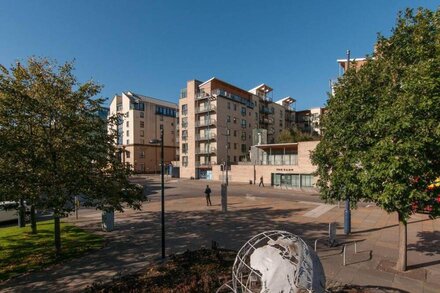 379 Luxury 3 bedroom city centre apt with private parking & lovely views over Arthur's seat