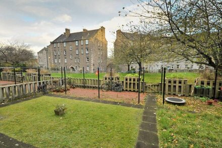 367 Comfortable 2 bedroom apartment on the edge of Edinburgh's historic Old Town