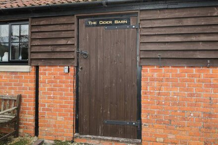 THE CIDER BARN, pet friendly, with a garden in West Knoyle