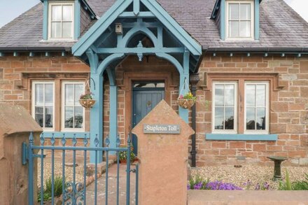 STAPLETON TOLL, pet friendly, luxury holiday cottage in Annan