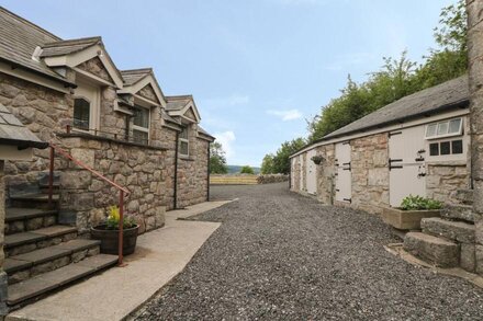 THE WREN, romantic, luxury holiday cottage, with hot tub in Llysfaen