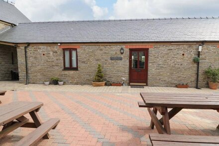 THE MILKING PARLOUR, pet friendly, with a garden in Aberystwyth