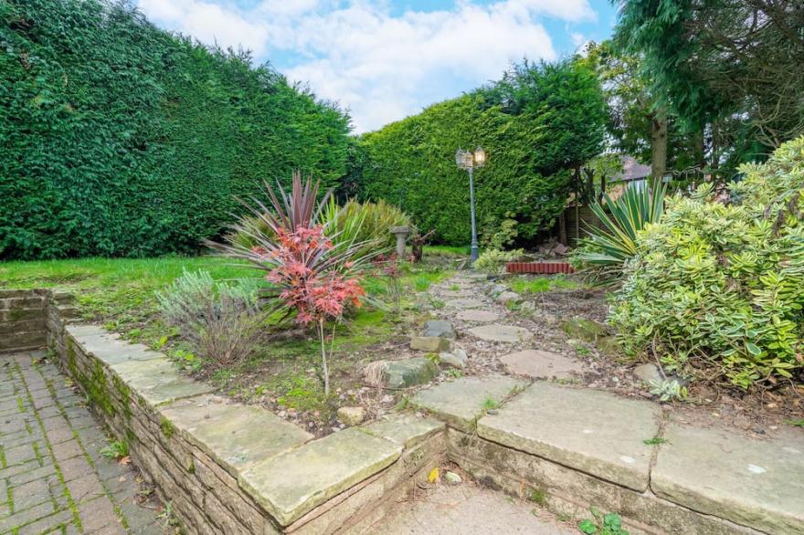 Five Bedroom House - Garage -  Garden