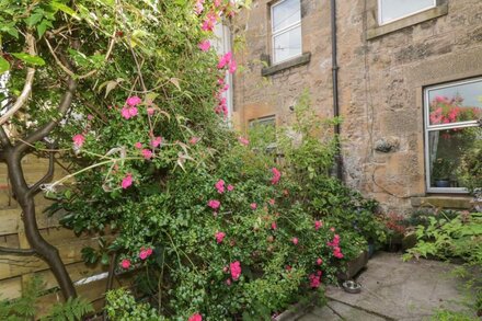 6 RONALD PLACE, pet friendly, character holiday cottage in Stirling