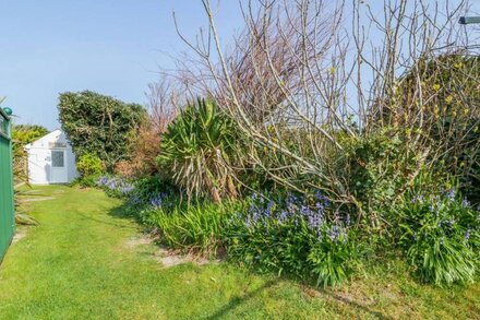 YELLOW SANDS APARTMENT 7, family friendly in Harlyn, Cornwall