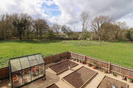 TREE TOPS, family friendly, with hot tub in East End